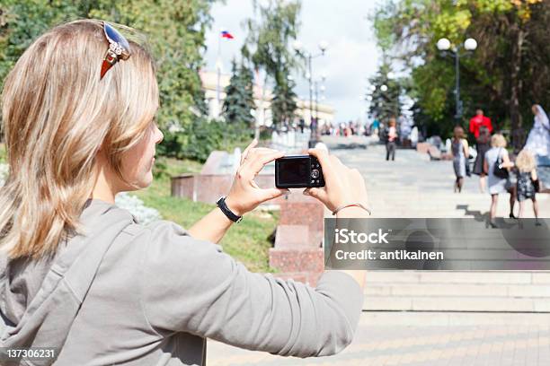 Jovem Menina Bonito Uma Turista Tiro Da Cidade De Atividades - Fotografias de stock e mais imagens de 20-29 Anos