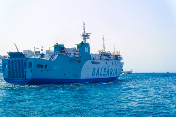 balearia la compagnie maritime espagnole, ferry nommé posidonia au début de son passage de la ville d’ibiza à formentera, à ibiza, en espagne. - named logistics company photos et images de collection