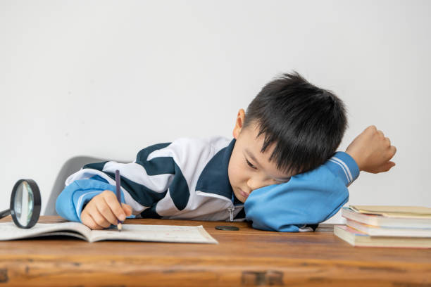 istock A pupil who climbs on a desk to study 1373069409