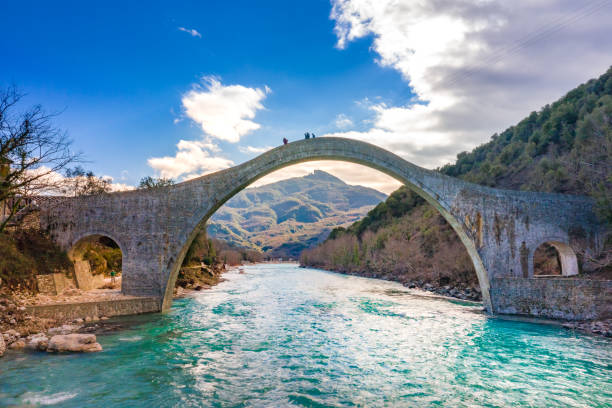 ギリシャのツォメルカ、アラコス川のプラカの大アーチ型石橋。 - rafting on a mountain river ストックフォトと画像