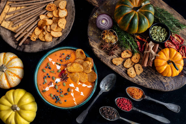 sopa saludable con sopa de calabaza. - pumpkin soup soup cup pumpkin fotografías e imágenes de stock