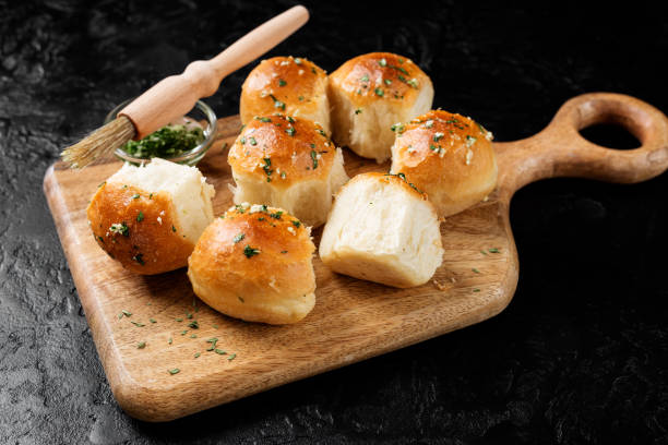 bollos de mantequilla de ajo - medianoche fotografías e imágenes de stock