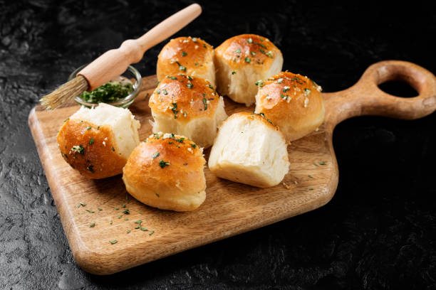 garlic butter buns - pão doce imagens e fotografias de stock