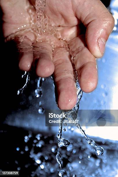 Foto de Homem Lavando As Mãosdetalhe De Fotografia e mais fotos de stock de Lavar as Mãos - Lavar as Mãos, Adulto, Azul