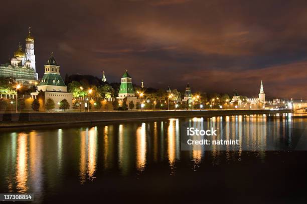 Moskiewski Kreml W Nocy - zdjęcia stockowe i więcej obrazów Bez ludzi - Bez ludzi, Brzeg rzeki, Cebulasta kopuła