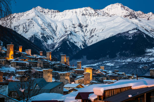 georgien hauptattraktionen im winter - svaneti stock-fotos und bilder