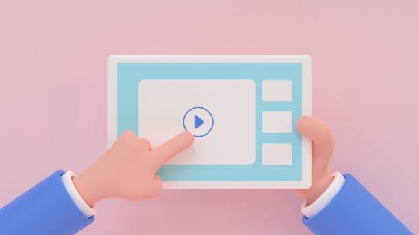 просмотр видео. мультяшные человеческие руки, держащие планшет с игровым значком. - youtube ipad video internet стоковые фото и изображения