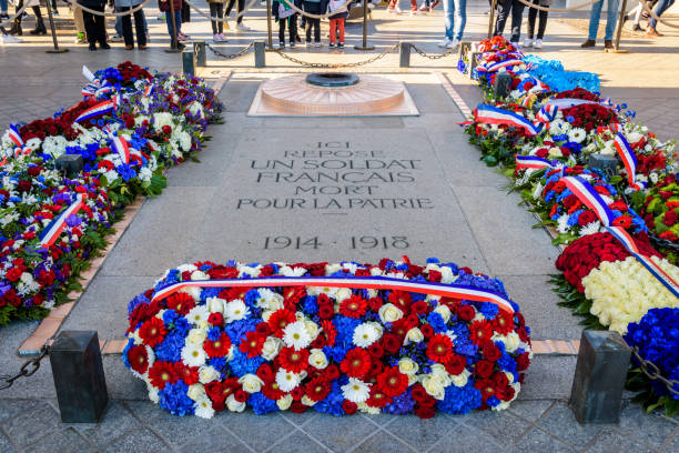 tomb of the unknown soldier in paris, france. - paris france arc de triomphe france french culture imagens e fotografias de stock