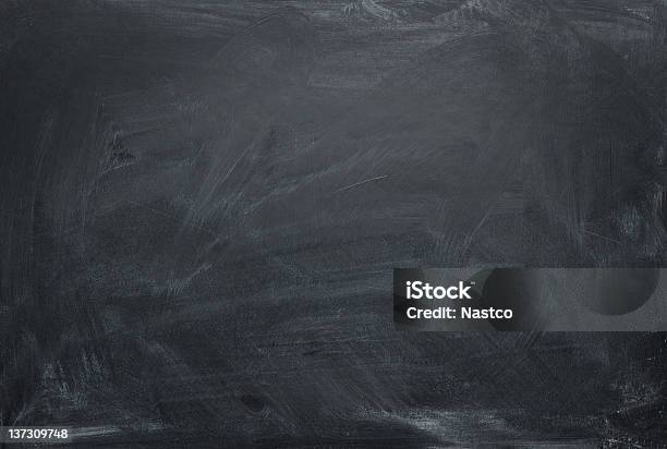 Chalkboard En Blanco Foto de stock y más banco de imágenes de Color - Tipo de imagen - Color - Tipo de imagen, Color negro, Con textura