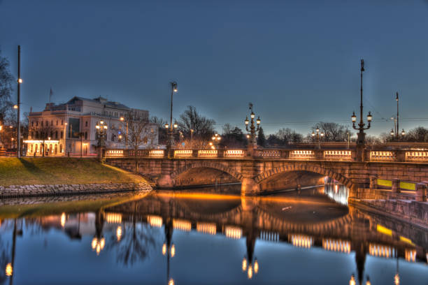 ponte chamada "kungsportsbron" e construção e construção de teatro no centro de gotemburgo, suécia. longa exposição, imagem hdr. - gothenburg city urban scene illuminated - fotografias e filmes do acervo