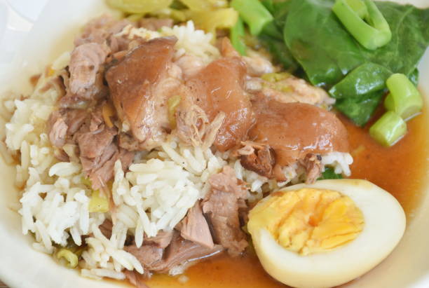 assado fatia de porco perna de porco guisado preto sopa de ervas chinesas cobertura de ovo cozido marrom meio corte comer casal repolho em conserva e couve mergulhando molho de pimenta azedo misto no arroz simples - pork hock - fotografias e filmes do acervo