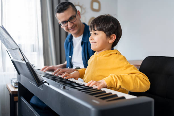 ピアノのレッスン - music child pianist learning ストックフォトと画像