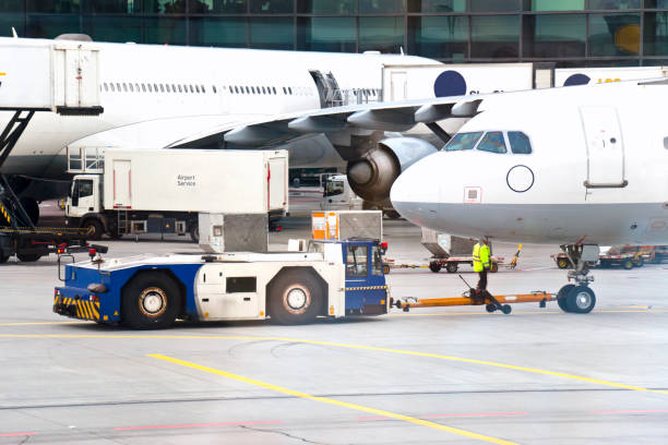 Rush hour at an airport tarmac Airplanes been unloaded and loaded, an airplane gets pulled to the runway, rush hour at an airport tarmac. This image is part of an airport series. frankfurt international airport stock pictures, royalty-free photos & images