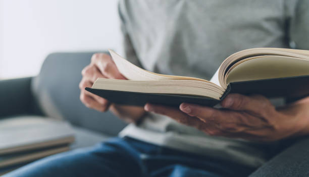 hombre trabajando o estudiando con libro. concepto de negocio y educación - leer fotografías e imágenes de stock