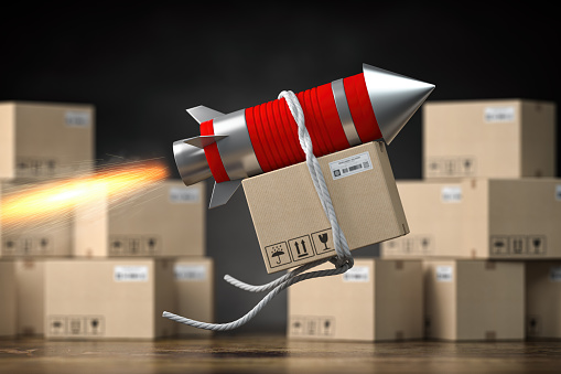 Paquete de entrega rápida o concepto de paquetería. Cohete con caja de cardpoard. photo