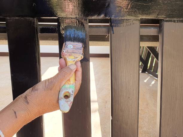 istock Experienced painters use paint brushes to beautify buildings and require skillful paint. 1373122427