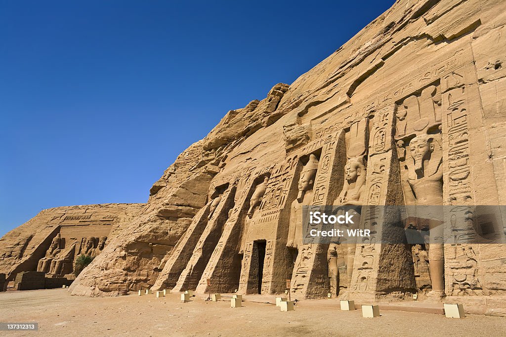 Facciata del piccolo tempio di Abu Simbel - Foto stock royalty-free di Abu Simbel