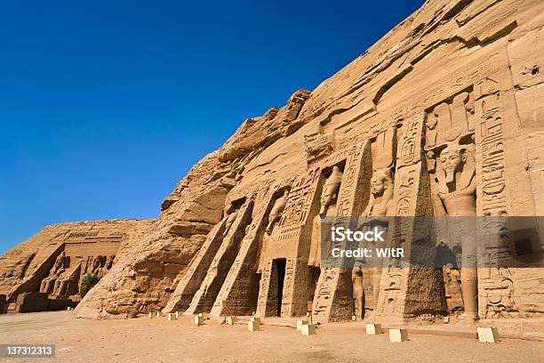 Facciata Del Piccolo Tempio Di Abu Simbel - Fotografie stock e altre immagini di Abu Simbel - Abu Simbel, Africa, Ambientazione esterna