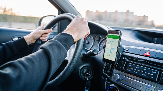 Sistema de mapas de navegación GPS. Sistema de posicionamiento global en la pantalla del teléfono inteligente en el automóvil en la carretera de viaje. Tecnología de sistema satelital de dispositivo GPS. photo