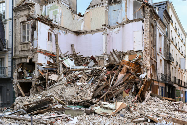 地震後の荒廃した家プランクスレンガ - northridge ストックフォトと画像