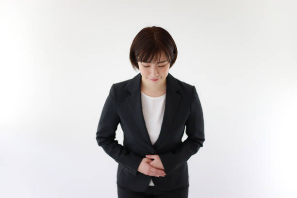 female employee bowing - bowing imagens e fotografias de stock