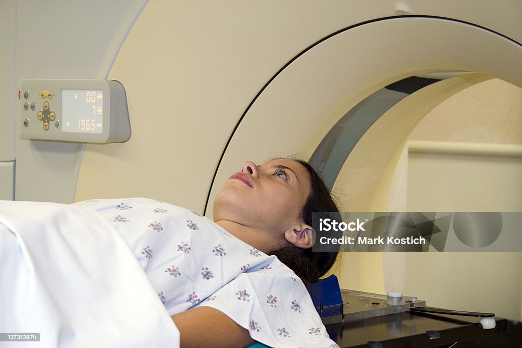 Gatto giovane donna sul lettino di scansione - Foto stock royalty-free di Lesione cerebrale