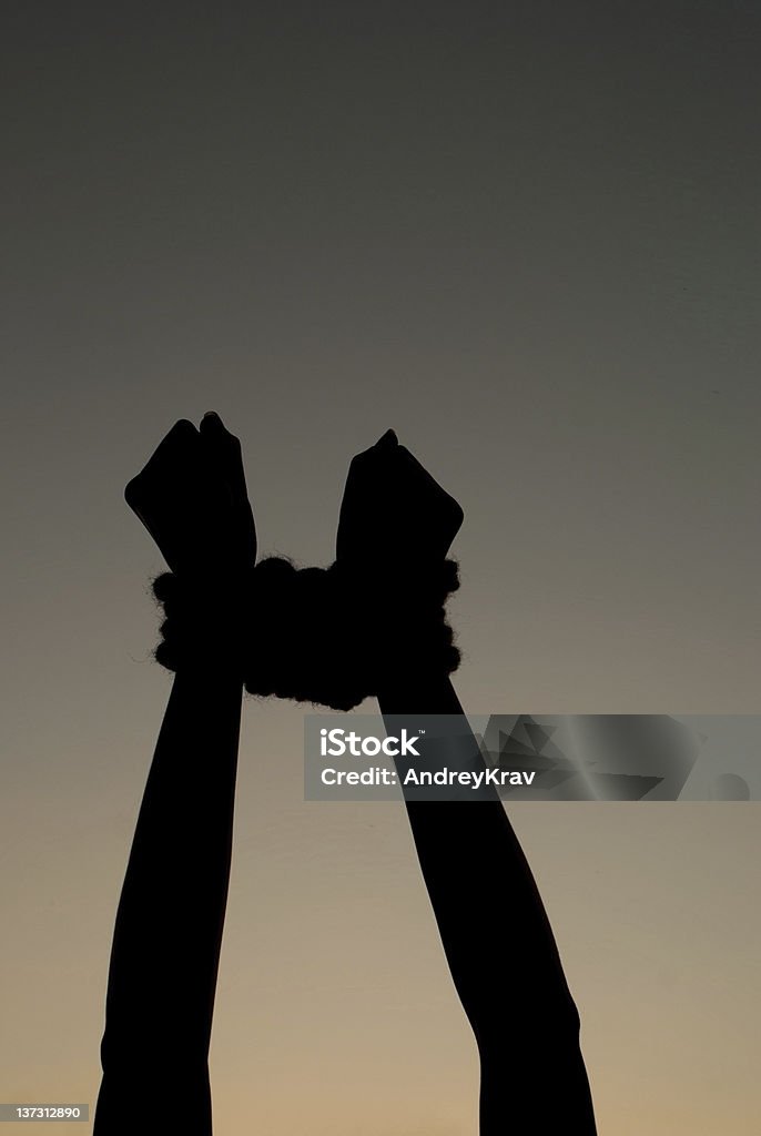 Hände gebunden mit Seil gegen dunkle Himmel - Lizenzfrei Moderne Sklaverei Stock-Foto