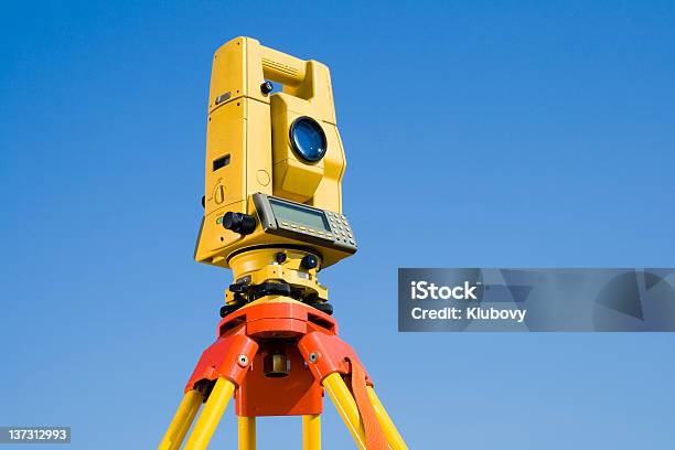 Estação Total - Fotografias de stock e mais imagens de Teodolito - Teodolito, Amarelo, Ao Ar Livre