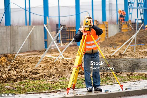 測量技師に建設現場 - 労働者のストックフォトや画像を多数ご用意 - 労働者, 屋外, 正面から見た図