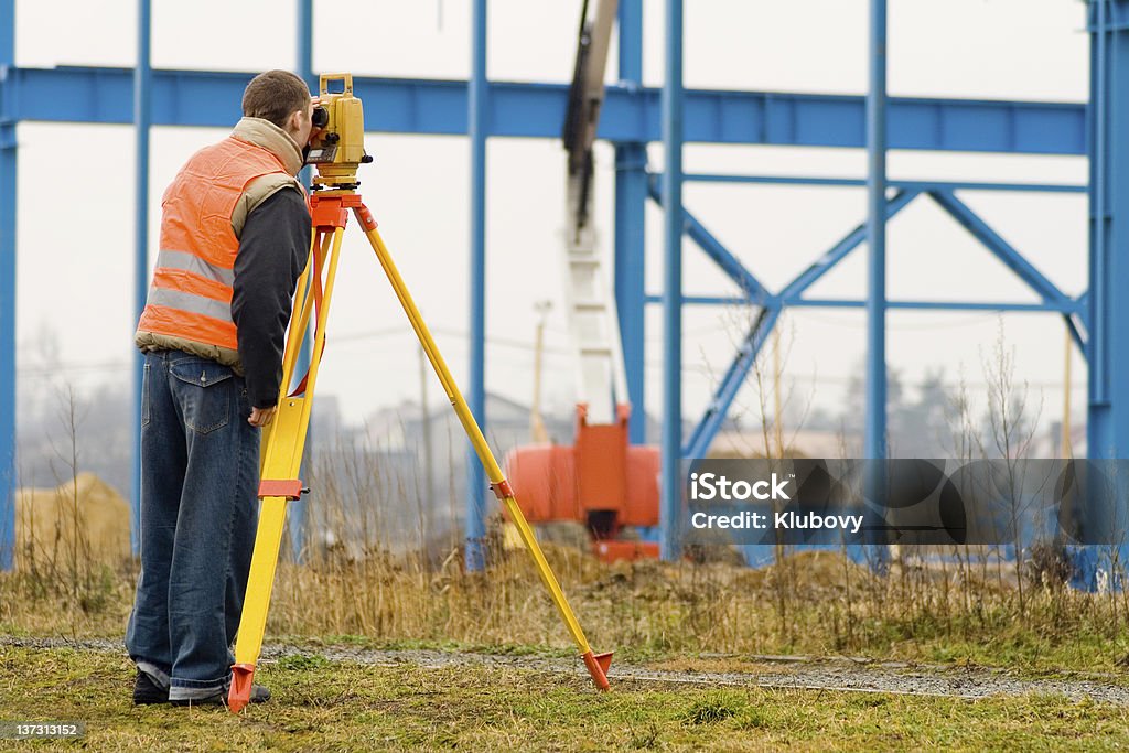Surveyor em construção site - Foto de stock de Adulto royalty-free