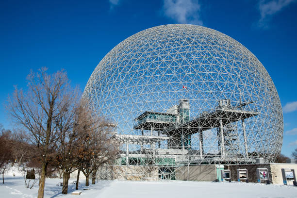 montreal, canada - 16 gennaio 2015: il museo della biosfera, dedicato alle questioni ambientali, si trova nel parc jean-drapeau, ed è stato progettato da buckminster fuller. - dome montreal geodesic dome built structure foto e immagini stock
