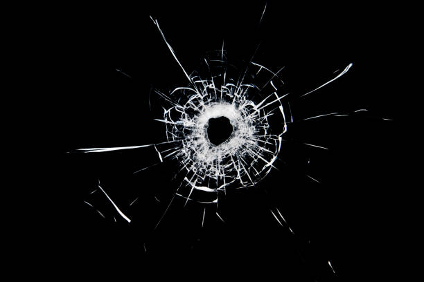 割れたガラスの質感。黒い背景のボールからの穴。 - bullet hole glass cracked hole ストックフォトと画像