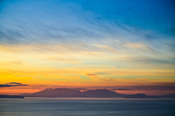 puesta de sol sobre las islas de san juan en el noroeste del pacífico - northwest frontier fotografías e imágenes de stock