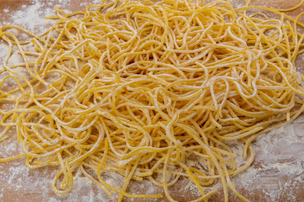 italian spaghetti alla chitarra - pasta whole wheat spaghetti raw foto e immagini stock
