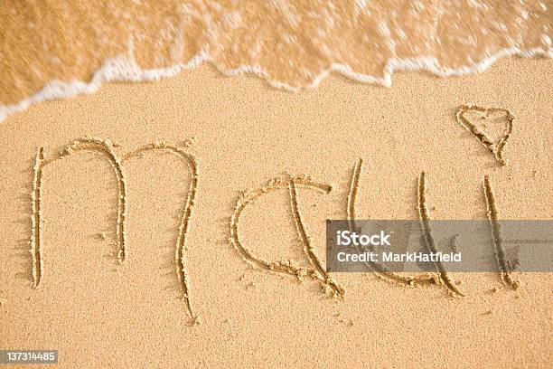 Maui Escrito En La Arena Foto de stock y más banco de imágenes de Agua - Agua, Aire libre, Arena