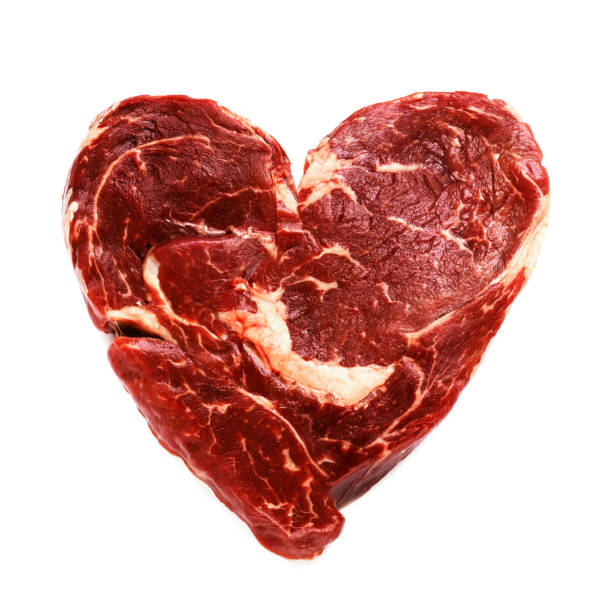 carne fresca di manzo cruda a forma di cuore - meat beef love heart shape foto e immagini stock