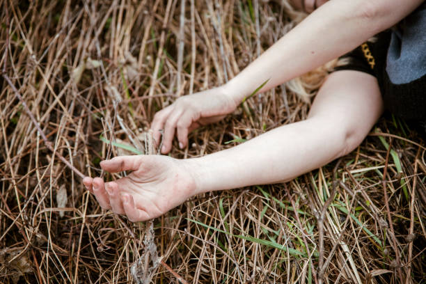 weibliches opfer händet auf dem gras - anti sex stock-fotos und bilder