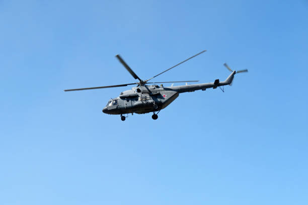 mi-8 (nato codification hip), hélicoptère militaire russe en vol - survoler photos et images de collection