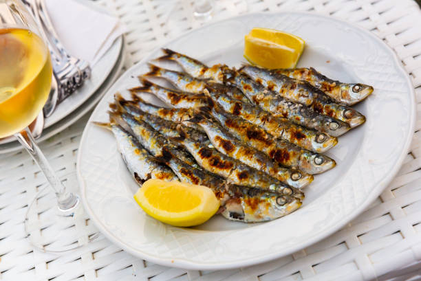 Espeto de sardinas with slice of lemon