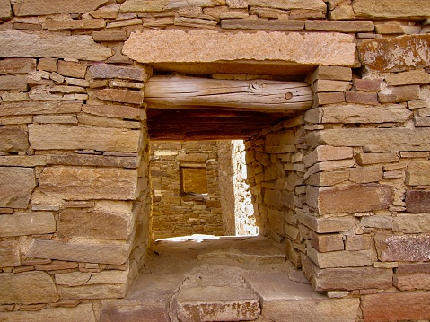The sandstone slabs were thickly mortared and plastered with mud. Wooden beams support the window with sandstone fragments pressed into the mortar joints. Chaco Culture National Historical Park is a UNESCO World Heritage Centre in New Mexico.