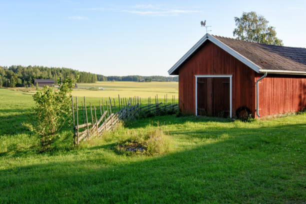 둥근 울타리가있는 전통적인 핀란드 붉은 나무 헛간 - shed cottage hut barn 뉴스 사진 이미지