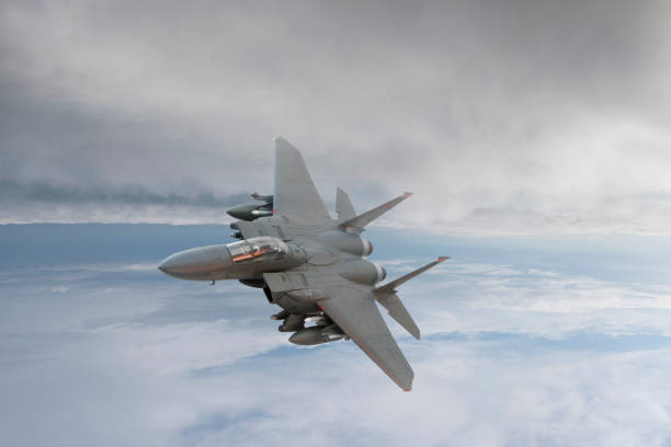 jet-kämpfer fliegen über die wolken. - f15 stock-fotos und bilder