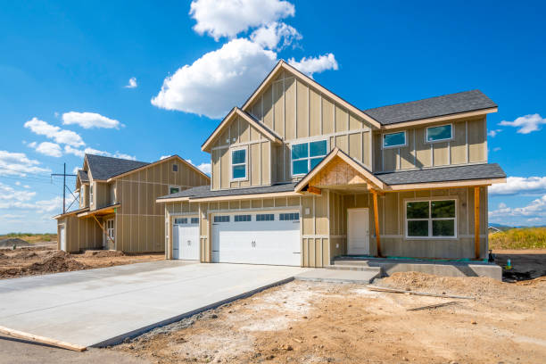 una strada di nuove case parzialmente finite in un nuovo complesso residenziale suburbano a spokane, washington, usa. - new construction building foto e immagini stock