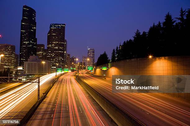 Tráfico De Seattle Foto de stock y más banco de imágenes de Aire libre - Aire libre, Anochecer, Arquitectura exterior