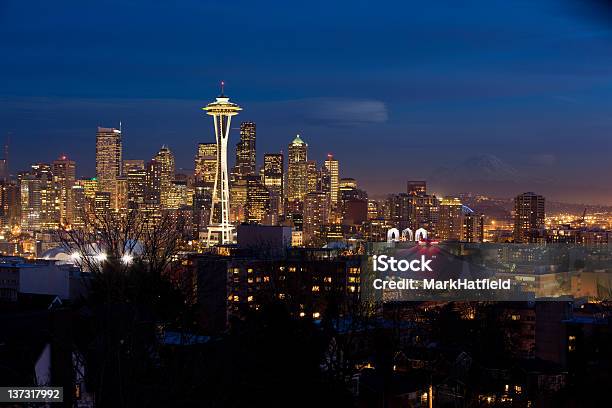 Der Innenstadt Von Seattle In Der Dämmerung Stockfoto und mehr Bilder von Restaurant - Restaurant, Space Needle, Abenddämmerung