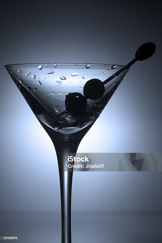 Bicchiere da Martini con olive due - Foto stock royalty-free di Cocktail