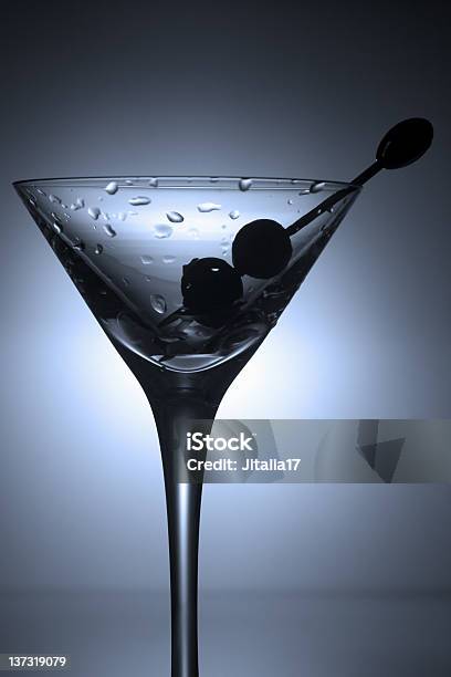 Bicchiere Da Martini Con Olive Due - Fotografie stock e altre immagini di Cocktail - Cocktail, Sagoma - Controluce, Alchol