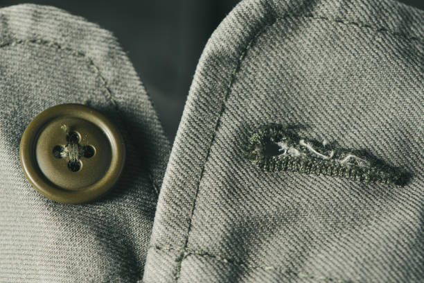 detalhe da jaqueta verde - camisa com botões - fotografias e filmes do acervo
