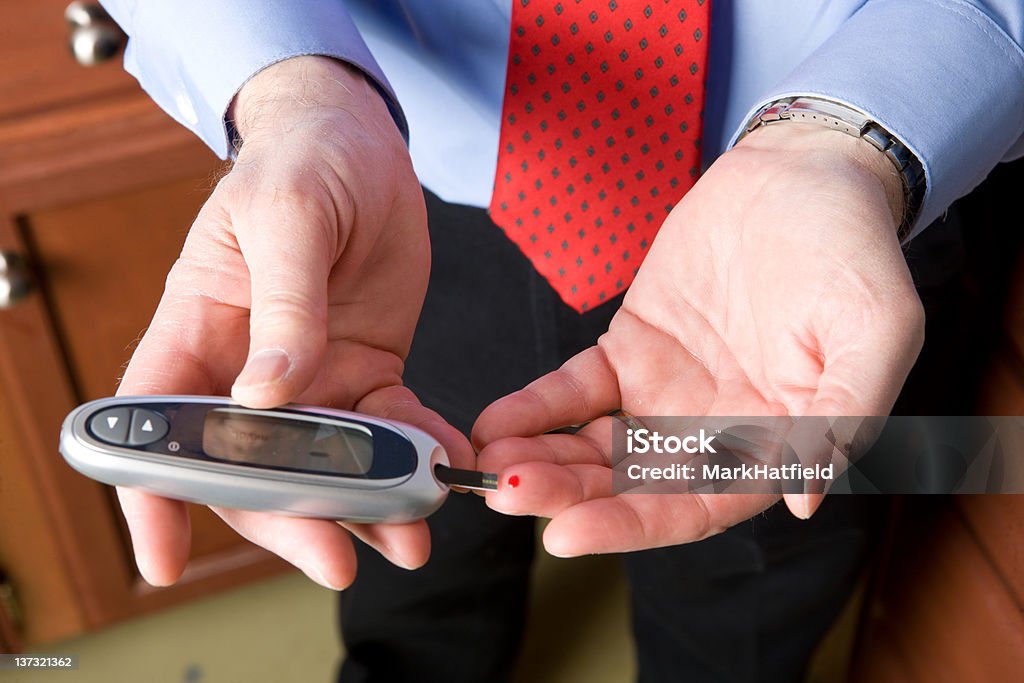 Geschäftsmann seine Glucose Level-Blut Schecks - Lizenzfrei Aktiver Senior Stock-Foto