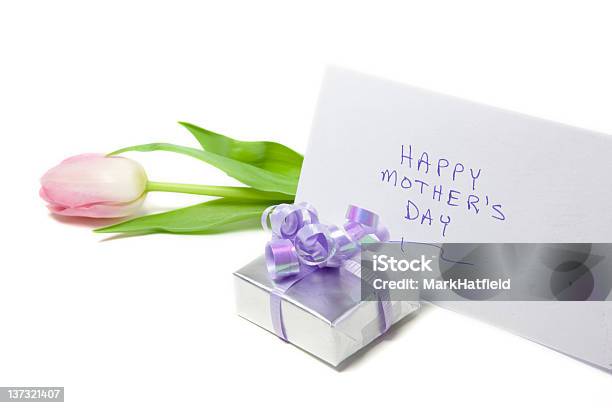 Regalo Para El Día De La Madre Foto de stock y más banco de imágenes de Caja de regalo - Caja de regalo, Celebración - Acontecimiento, Celebración - Ocasión especial
